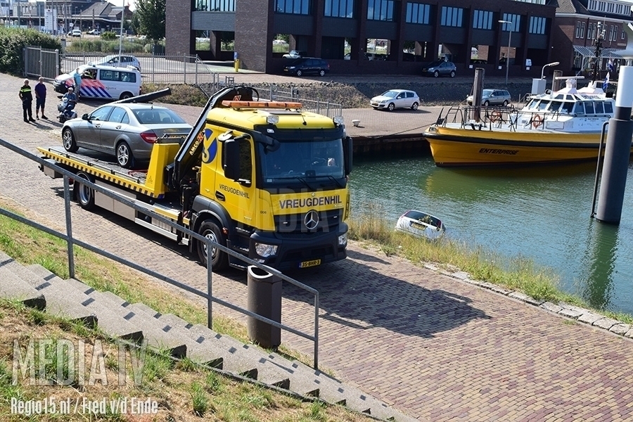 Auto te water Berghaven Hoek van Holland