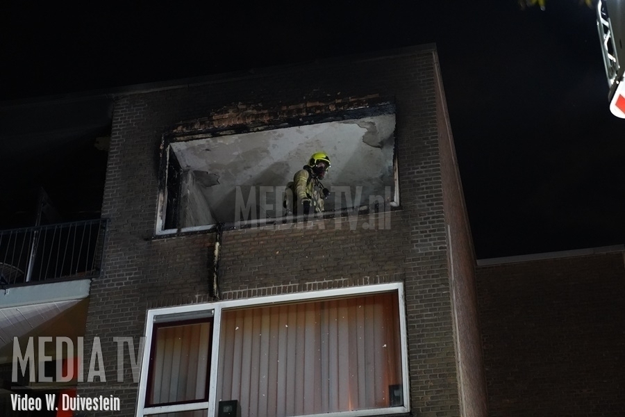 Gewonde bij uitstaande brand portiekwoning in Rotterdam-Schiebroek (video)