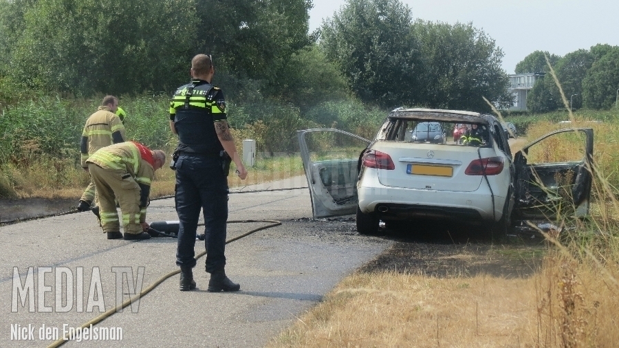 Berm in brand na voertuigbrand Veerweg Zwijndrecht