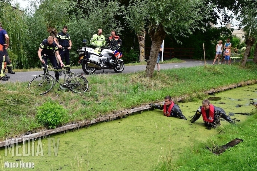 Brandweer zoekt in Leiden naar mogelijke fietser in sloot