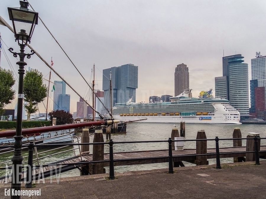 Aankomst cruiseschip Independence of the Seas in Rotterdam (video)