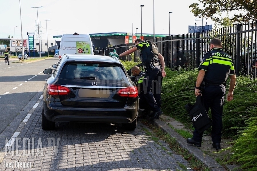 DSI controleert inzittenden na vuurwapen melding Driemanssteeweg Rotterdam