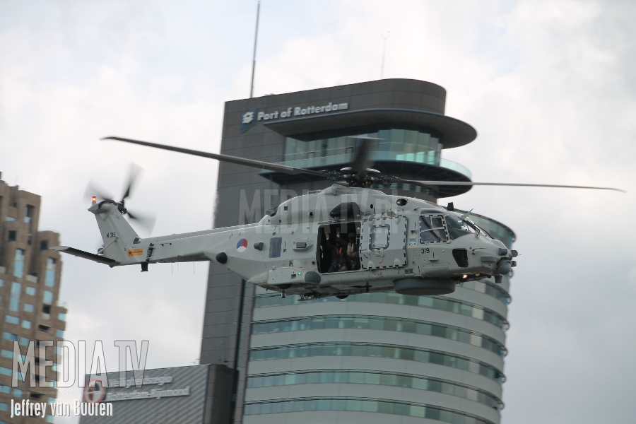 Korps Mariniers geeft demonstatie met NH90 helikopter