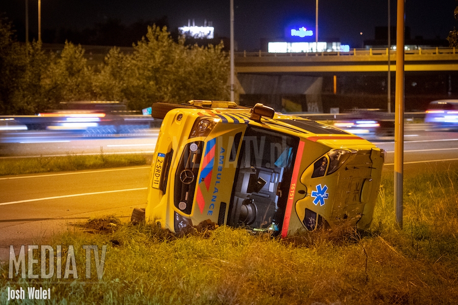Ambulance crasht bij spoedrit op A12 Gouda