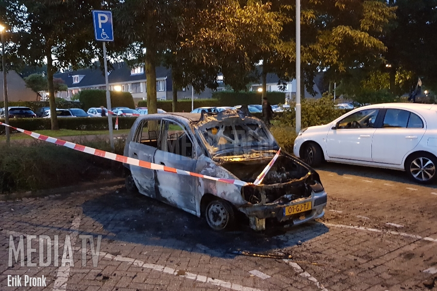 Auto uitgebrand bij metrostation Rotterdam-Hoogvliet