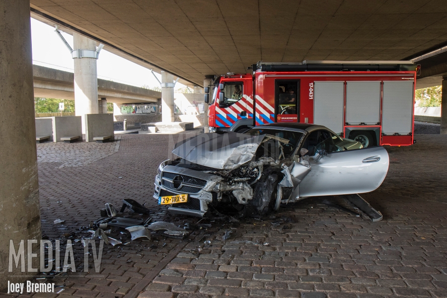 Automobilist rijdt dure bolide in de prak Kleinpolderplein Rotterdam