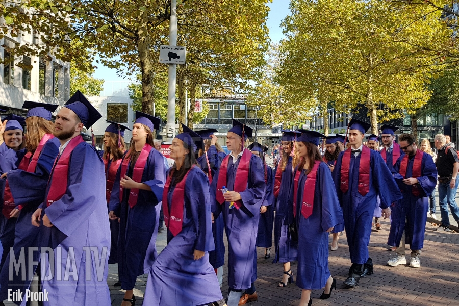 Studenten Rotterdamse Erasmus Universiteit ontvangen diploma tijdens Graduation Ceremony