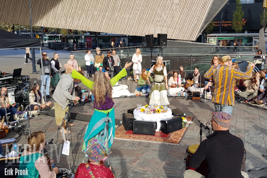 Liefde, saamhorigheid en muziek op het Stationsplein in Rotterdam
