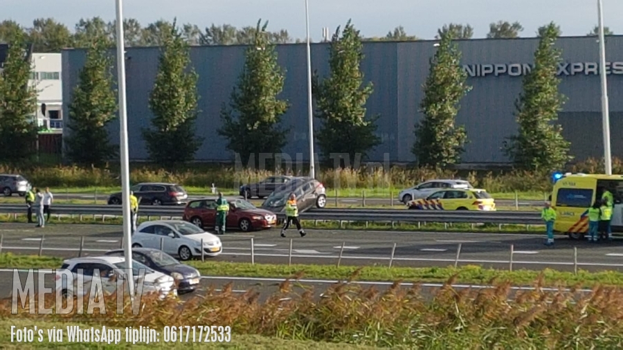 Auto over de kop bij aanrijding A15 Rotterdam