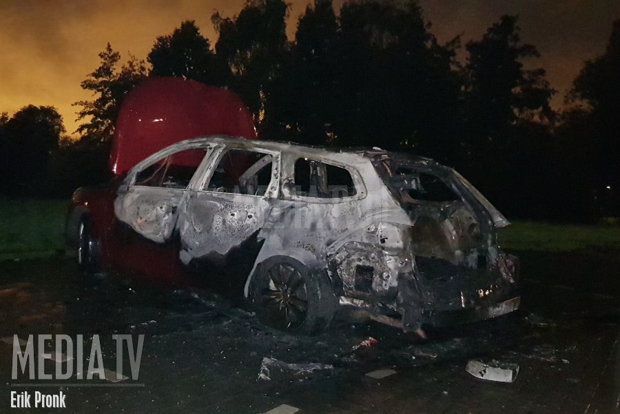 Auto verwoest door uitslaande brand in Schiedam