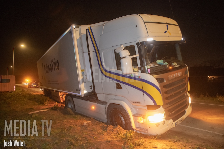 Vrachtwagen vast in berm naar uitwijkmanoeuvre in Moerkapelle