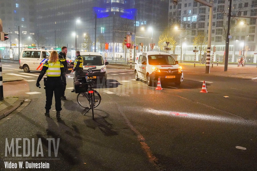 Fietster gewond bij aanrijding Hofplein, auto rijdt door