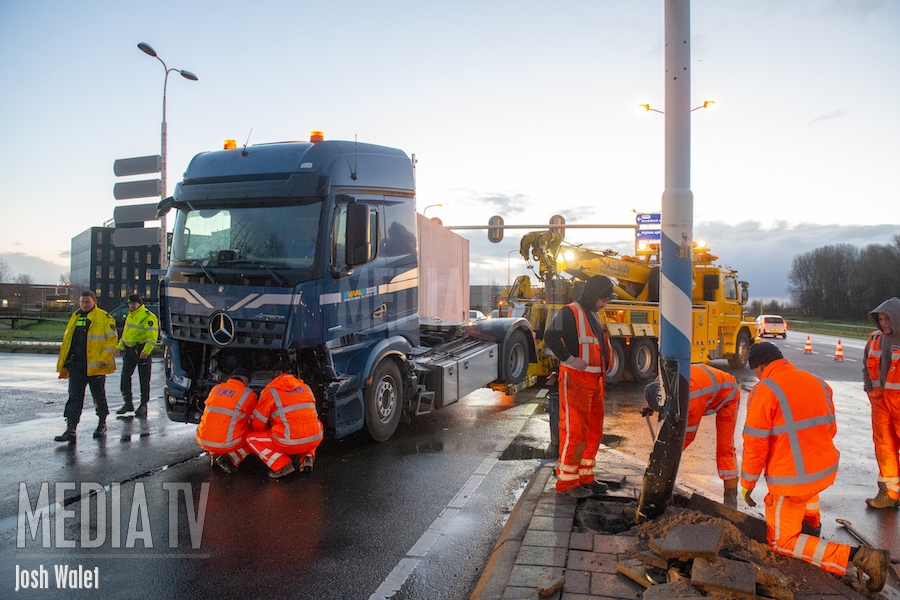 N11 dicht tussen Bodegraven en Leiden na ongeval met vrachtwagens