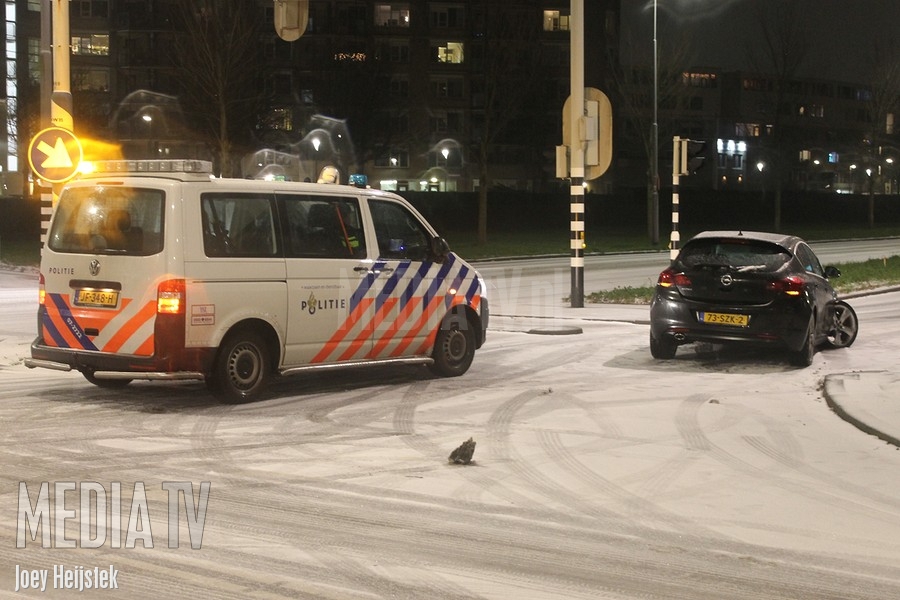 Voorwiel auto breekt tijdens sneeuwval Prins Alexanderlaan Rotterdam
