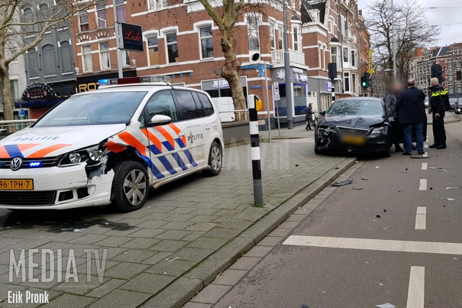 Politieauto met zwaailicht en sirene krijgt aanrijding Nieuwe Binnenweg Rotterdam (video)