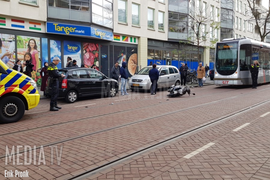 Opzittenden snorscooter gewond bij aanrijding Nieuwe Binnenweg Rotterdam