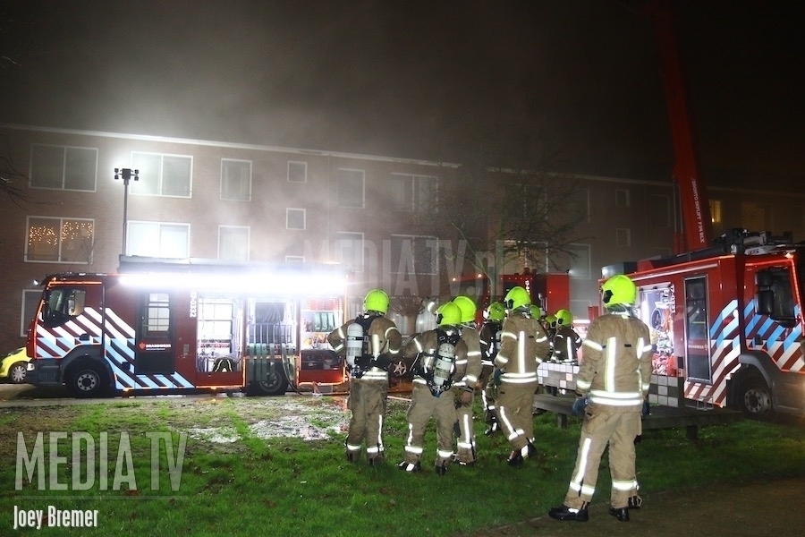 Zeer grote brand op dak van woningen Vlaardingen ( 2x video)