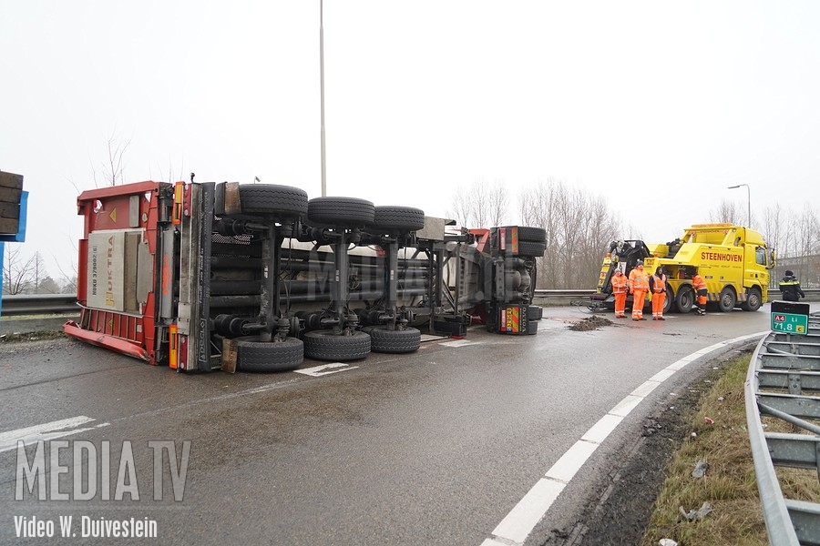 Vrachtwagen gekanteld op afrit A4 Vlaardingen (video)