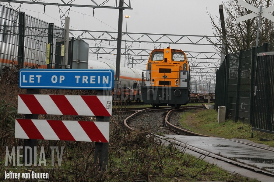 ProRail zet ontspoorde locomotief terug op rails Albert Plesmanweg Rotterdam