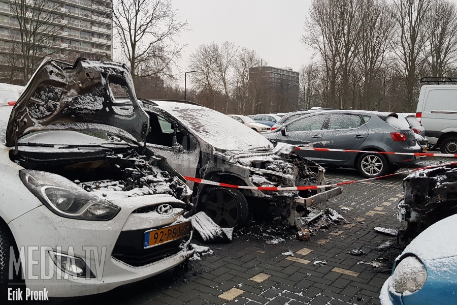 Meerdere auto's beschadigd door brand Londenweg Vlaardingen