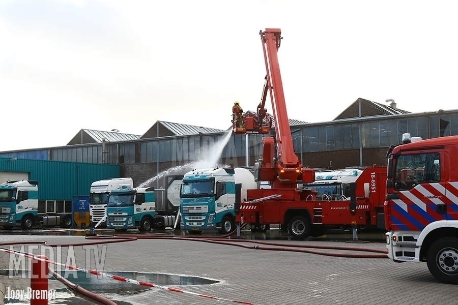 Lekkende tankwagen in Alblasserdam zorgt voor stankoverlast in Nederland (video)
