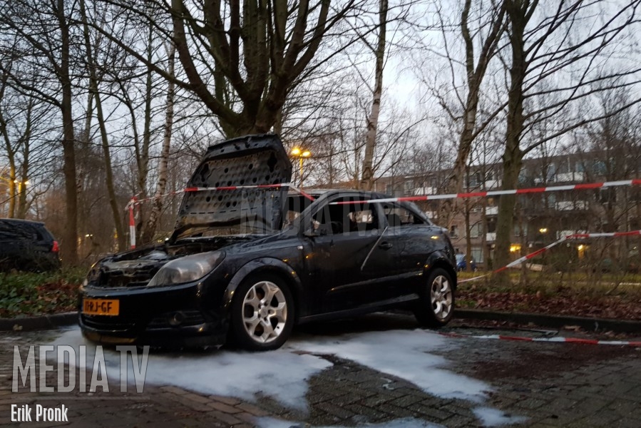 Geparkeerde auto uitgebrand in Vlaardingen-Holy