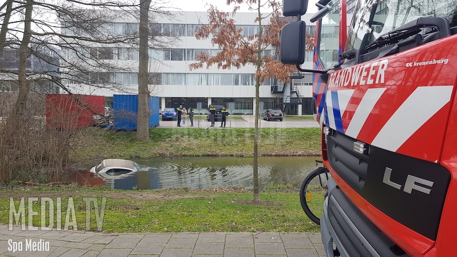 Auto rolt water in Kleiweg Rotterdam