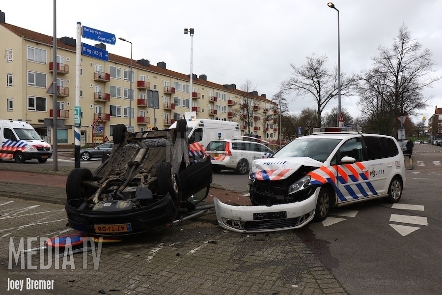 Auto op z'n kop na aanrijding met politiewagen Franselaan Rotterdam (video)