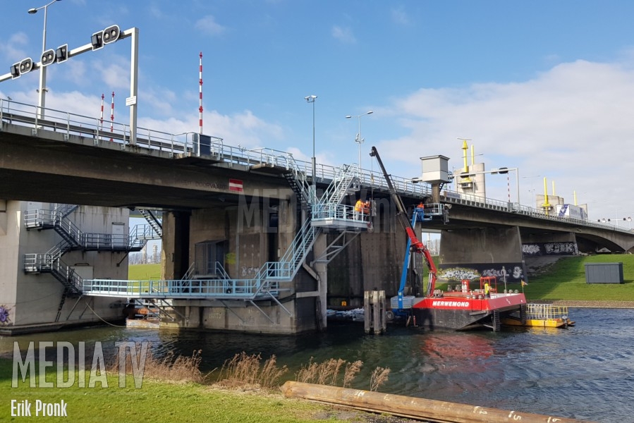 Werken bij harde wind - Werkzaamheden aan Zoetwaterkanaalbrug gaan door