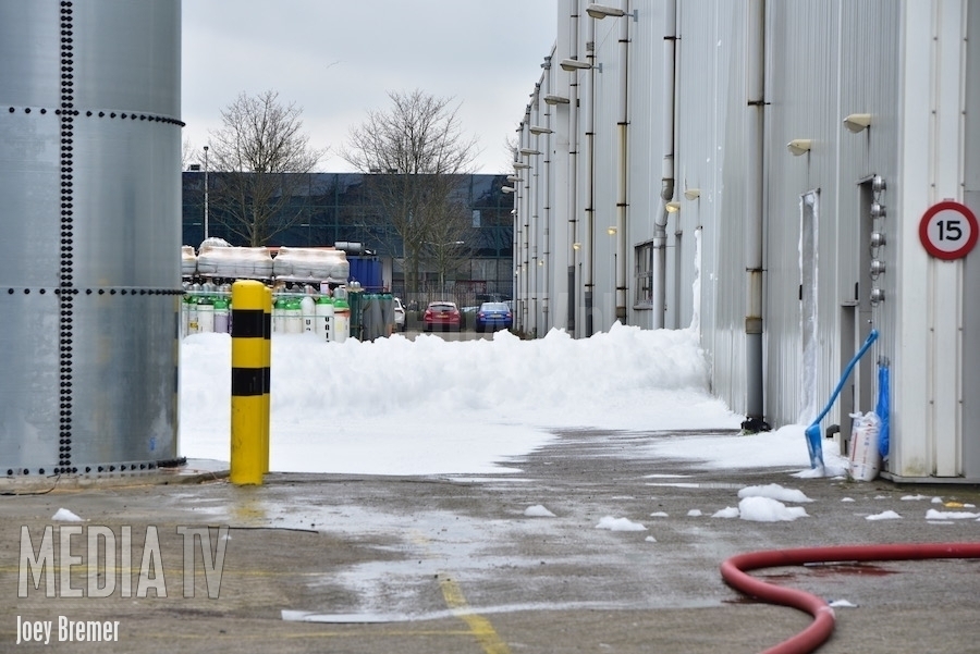 Schuimballet na technisch mankement op industrieterrein Rotterdam (video)