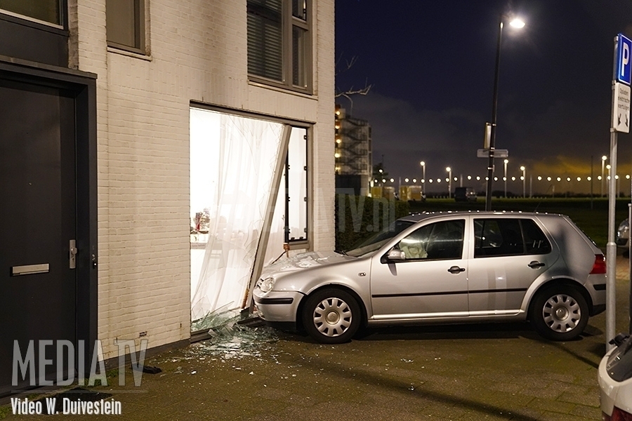 Auto rijdt tegen gevel Menorcalaan Rotterdam