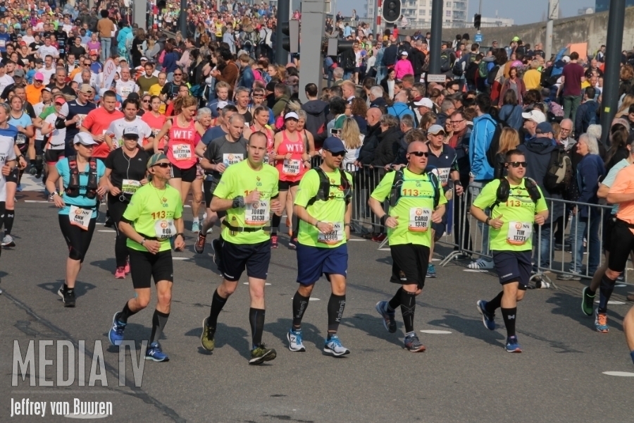 De rennende brandweermannen halen met marathon 12.148 euro op voor 113