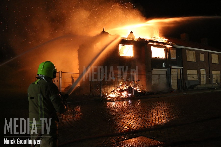 Grote uitslaande brand treft leegstaande woningen Westkade Hellevoetsluis (video)