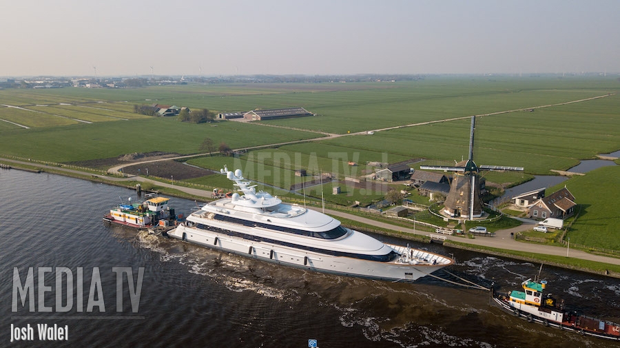 Megajacht Drizzle vaart van Aalsmeer naar Rotterdam (video)