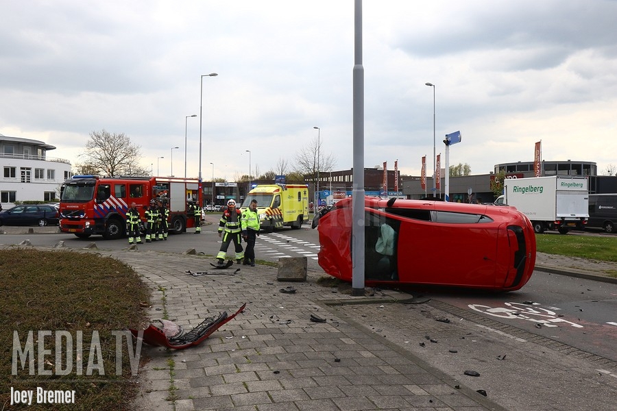 Auto slaat over de kop na aanrijding Nieuwe Langeweg Hoogvliet