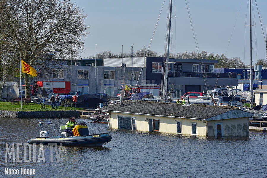Woonboot gezonken tijdens tranport in Leiden