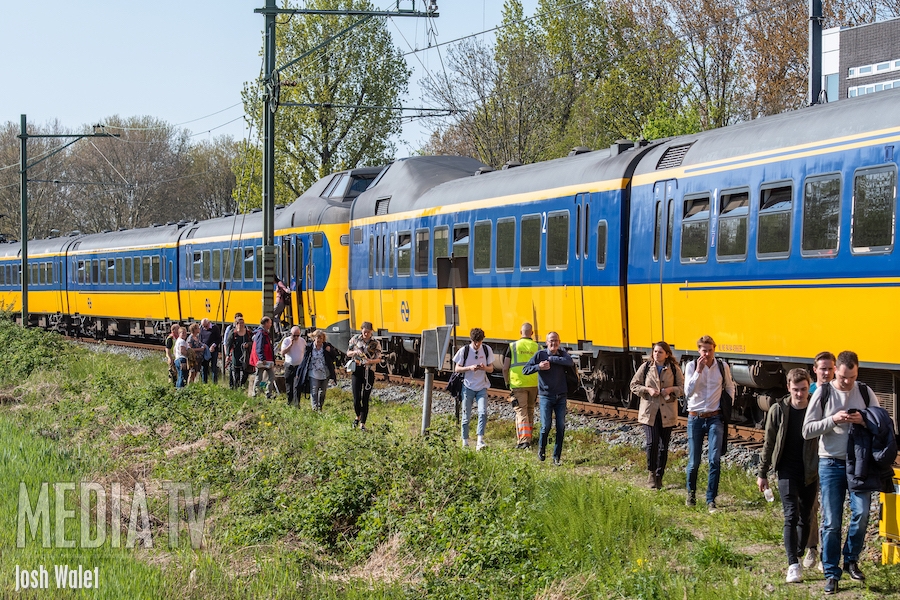 200 reizigers geëvacueerd na stranding trein op overweg Alphen