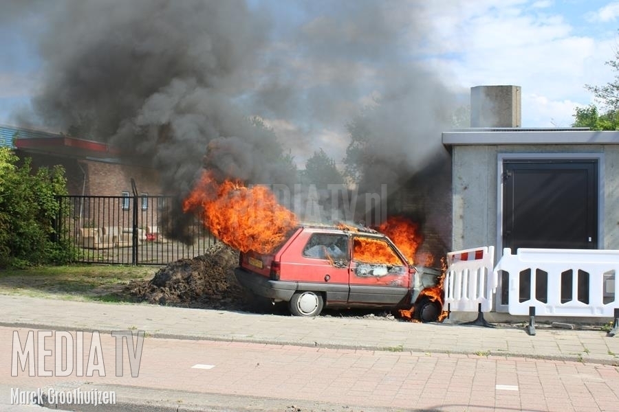 Auto in brand tegen elektriciteitshuisje Riksestraatje Brielle