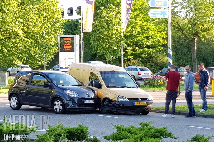 Auto's botsen op Holysingel Vlaardingen