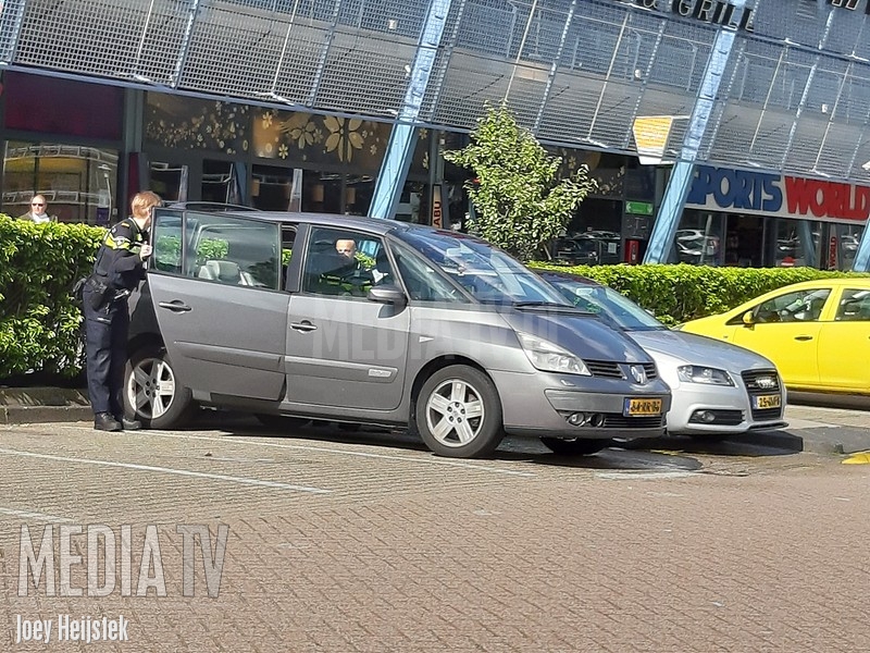 Kortsluiting veroorzaakt smeulbrandje in auto Watermanweg Rotterdam