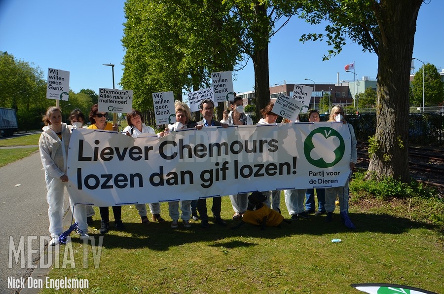 Partij voor de Dieren demonstreert bij Chemours in Dordrecht