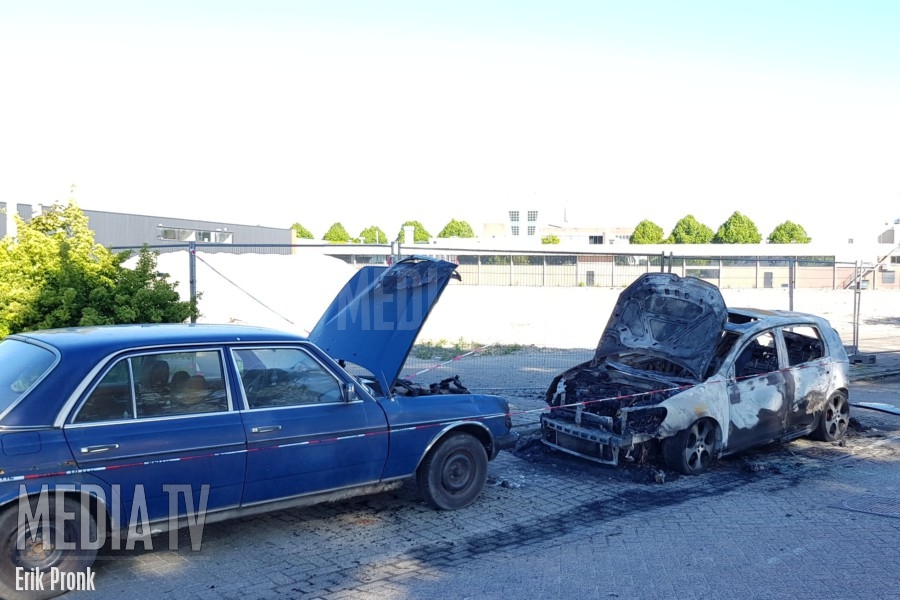 Auto's verwoest door brand Industrieweg Rotterdam