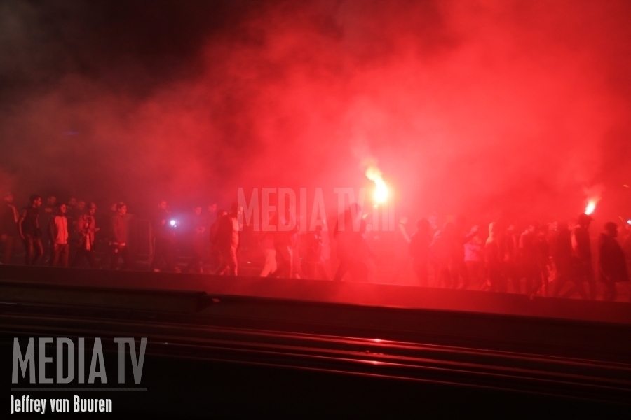 Turkse voetbalfans steken vuurwerk af op Erasmusbrug na winst Galatasaray