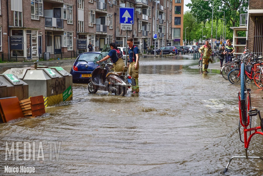 Waterballet door gesprongen waterleiding Goudse Rijweg Rotterdam (video)