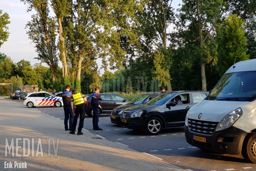 Politie en handhaving controleren hotspots in Schiedam Nieuwland