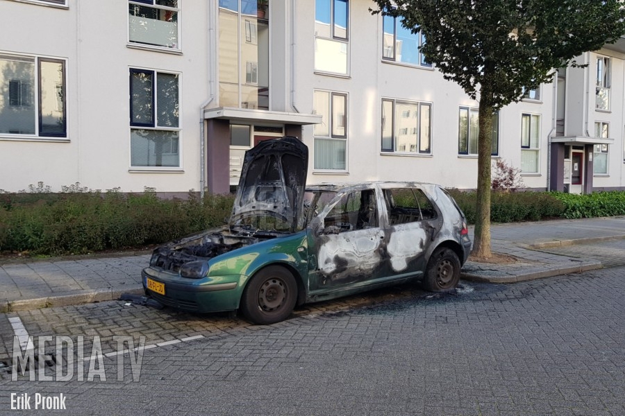 Auto uitgebrand in Rotterdam-Overschie