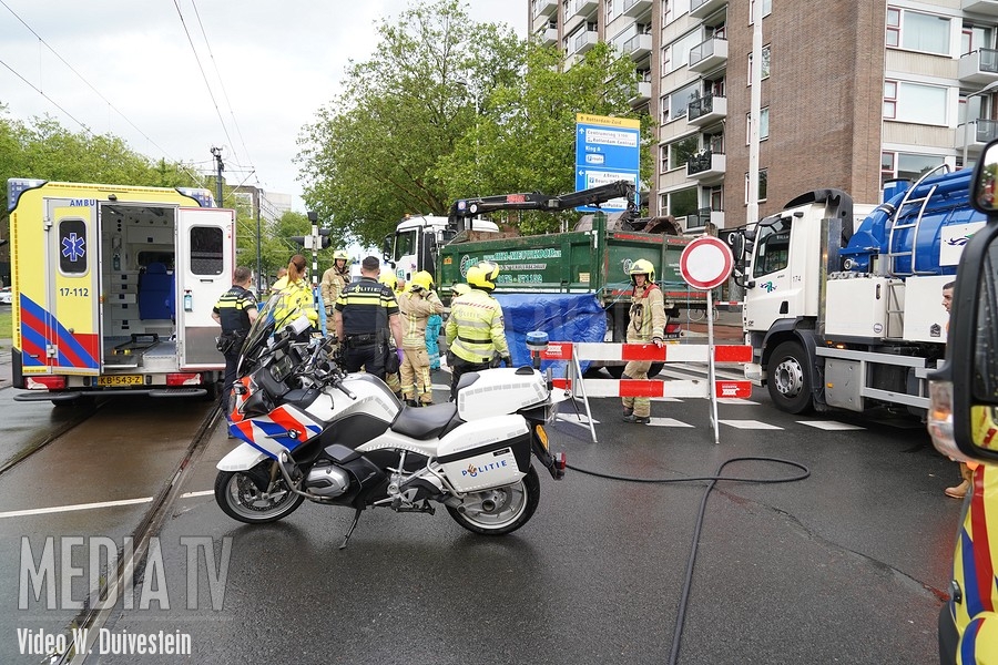 Fietsster zwaargewond na aanrijding met vrachtwagen Goudsesingel Rotterdam (video)