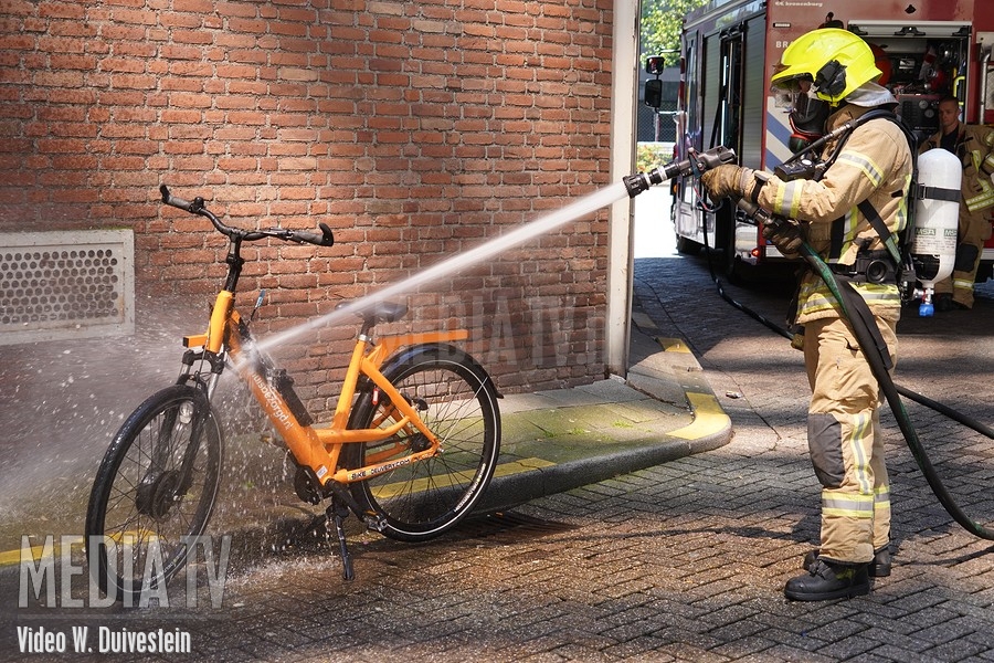 Elektrische fiets vat vlam in kelder Westblaak Rotterdam (video)