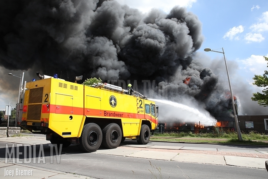 Grote uitslaande brand in bedrijfspanden Veilingweg Berkel en Rodenrijs (video)