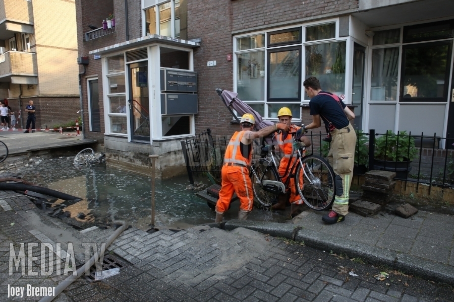 Sinkhole na lekke waterleiding Van Galenstraat Rotterdam (video)